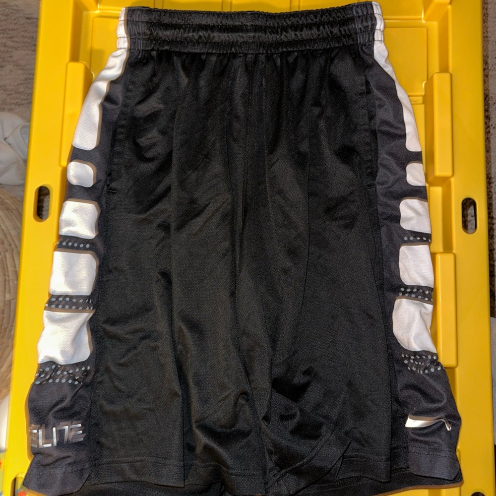 Black Nike Elite shorts with pockets